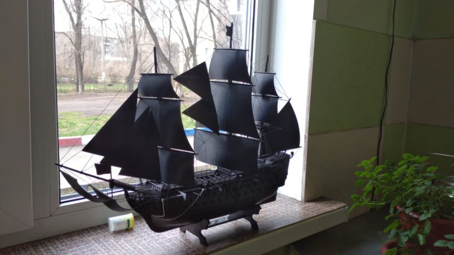 Модель парусного корабля "Виктория" в черном цвете